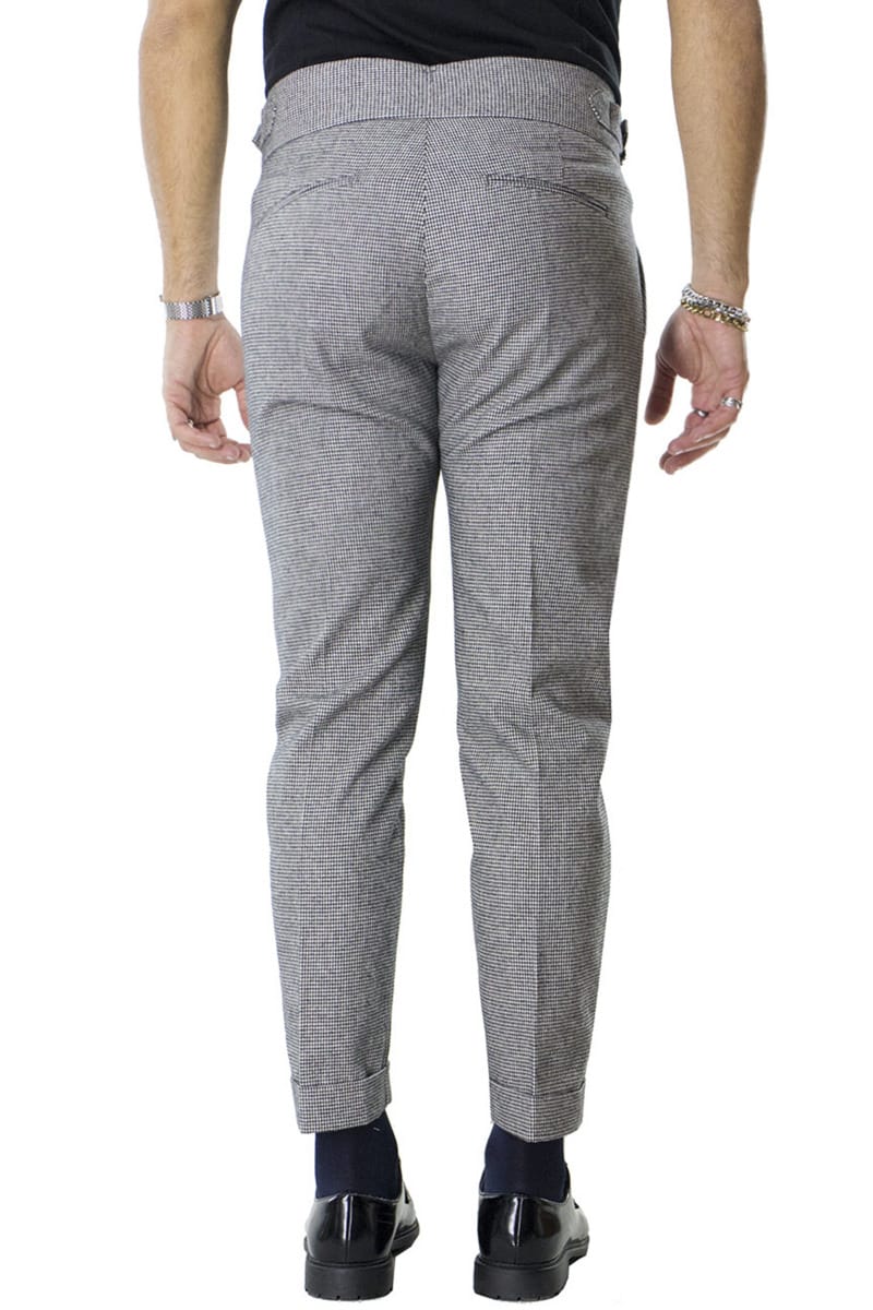 Pantalone uomo vita alta fantasia pied de poule nero bianco in lana slim fit con pinces fibbia e risvolto