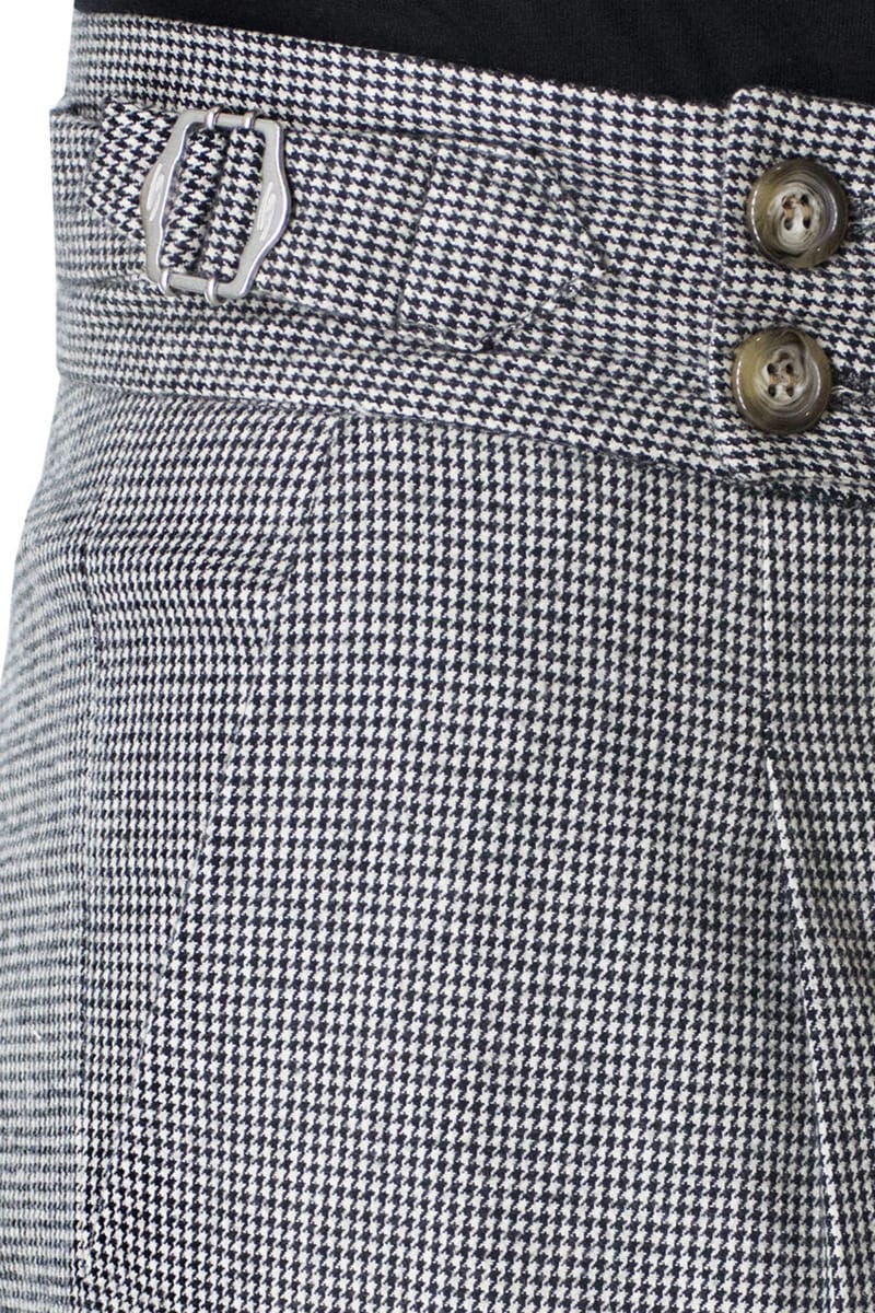 Pantalone uomo vita alta fantasia pied de poule nero bianco in lana slim fit con pinces fibbia e risvolto