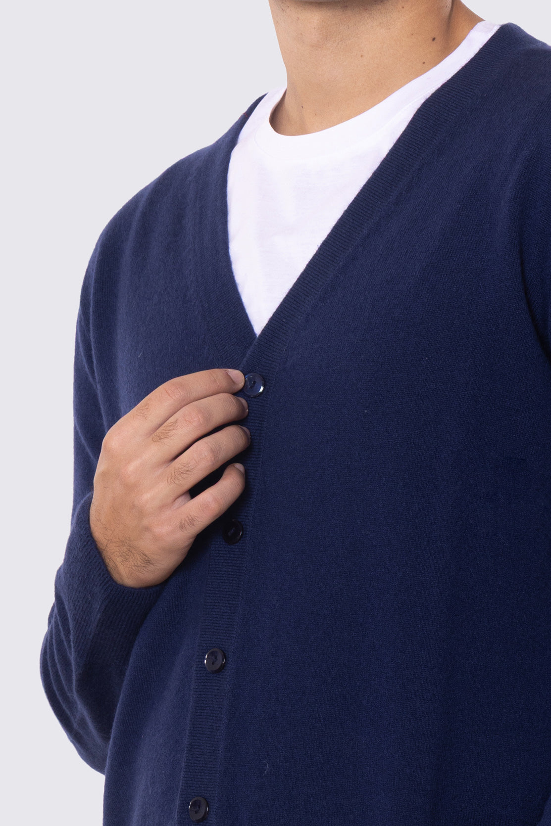 Cardigan scollo a v con bottoni Blu 100% cashmere a tubolare tinta unita con elastici sulle maniche e sul fondo Finezza 12