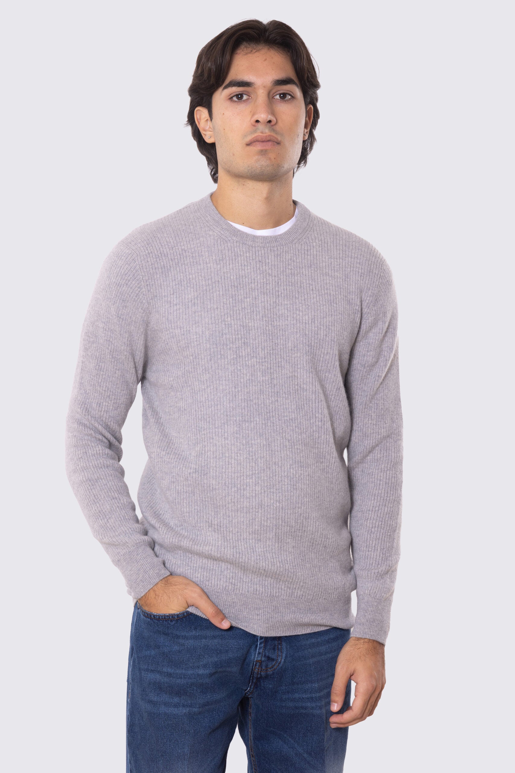 Maglione girocollo grigio a costine strette 100% cashmere a tubolare tinta unita con elastici sulle maniche e sul fondo Finezza 12