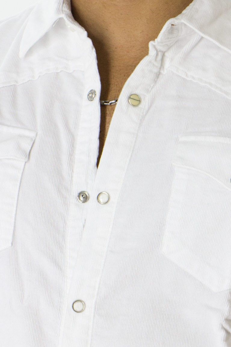 Camicia uomo invernale in velluto slim fit con taschini bianca chiusura ciappette collo italiano maniche lunghe  morbida