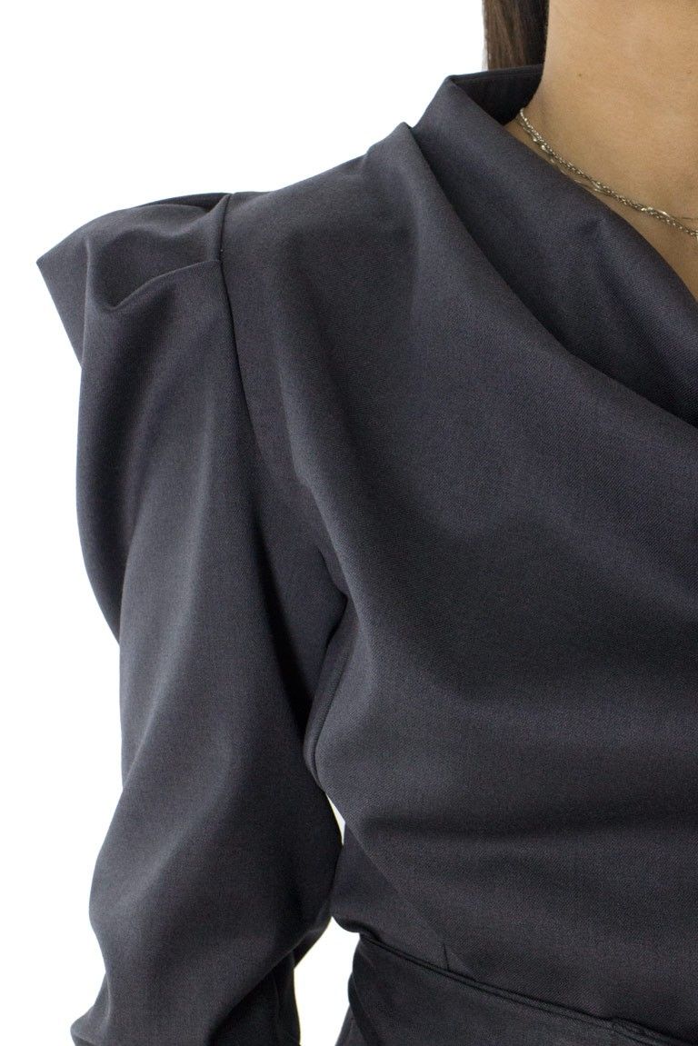 Blusa donna invernale in viscosa colore grigio e scollo a barca sciallato manica palloncino lunga con spallinee cintura