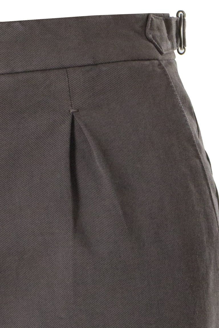 Pantalone uomo cotone modello tasca america con pence tinta unita con risvolto 3cm e tasche dietro con pattine