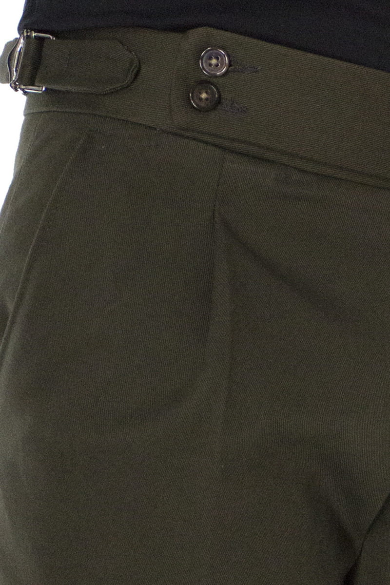 Pantaloni vita alta da uomo verde militare con pinces e fibbia laterale effetto denim in cotone