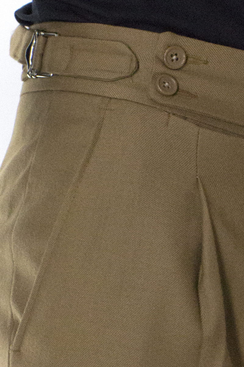 Pantaloni vita alta da uomo cammello con pinces e fibbia laterale in lana made in Italy