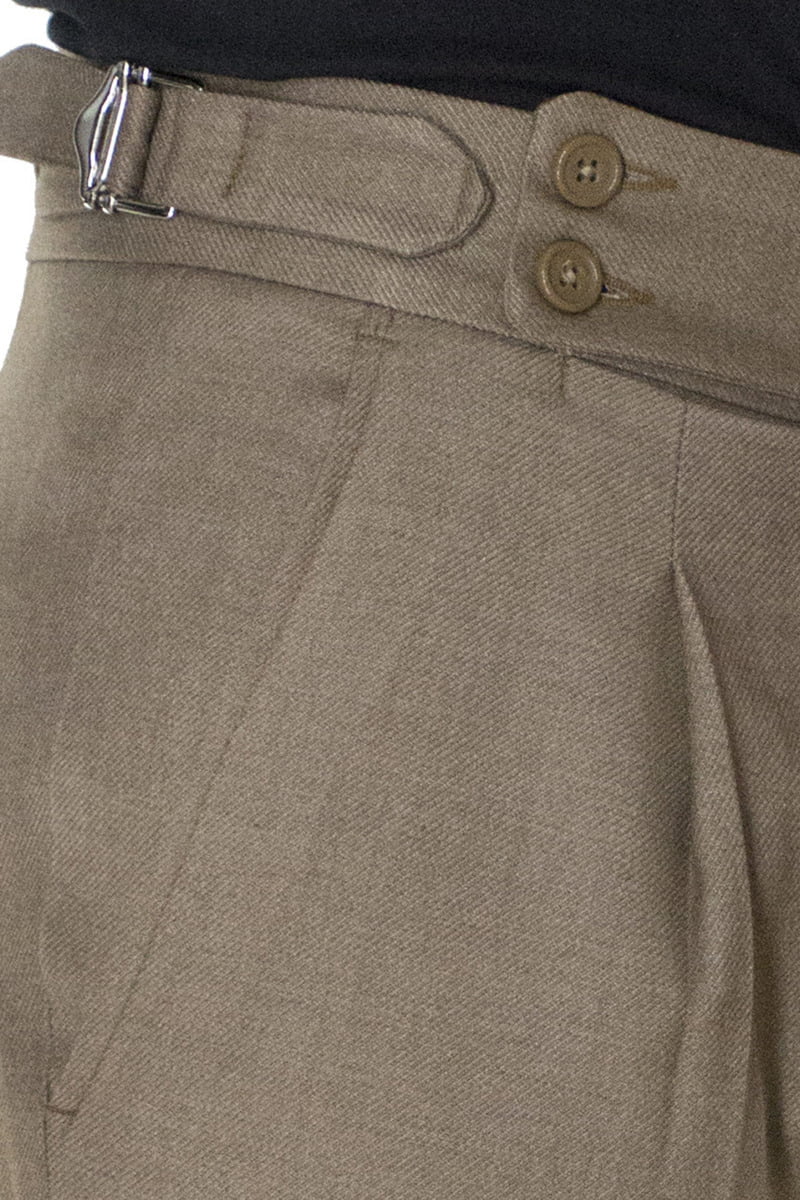 Pantalone uomo vita alta beige con pinces e fibbia laterale in lana slim fit made in Italy