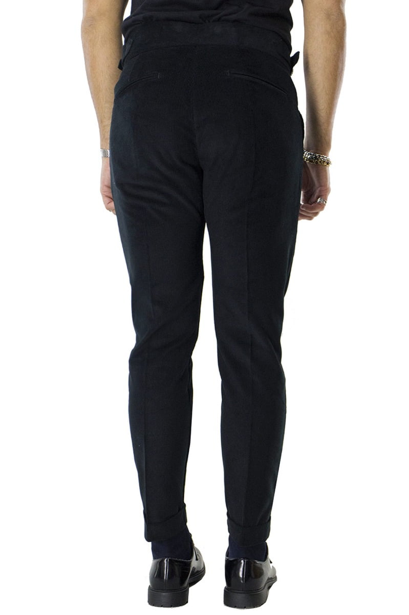 Pantalone uomo velluto nero slim fit vita alta con pinces fibbia laterale e risvolto made in Italy