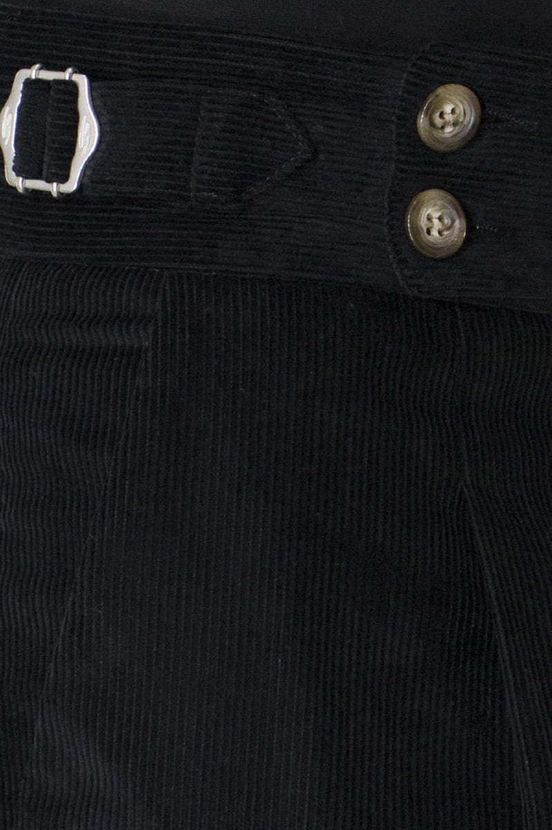 Pantalone uomo velluto nero slim fit vita alta con pinces fibbia laterale e risvolto made in Italy