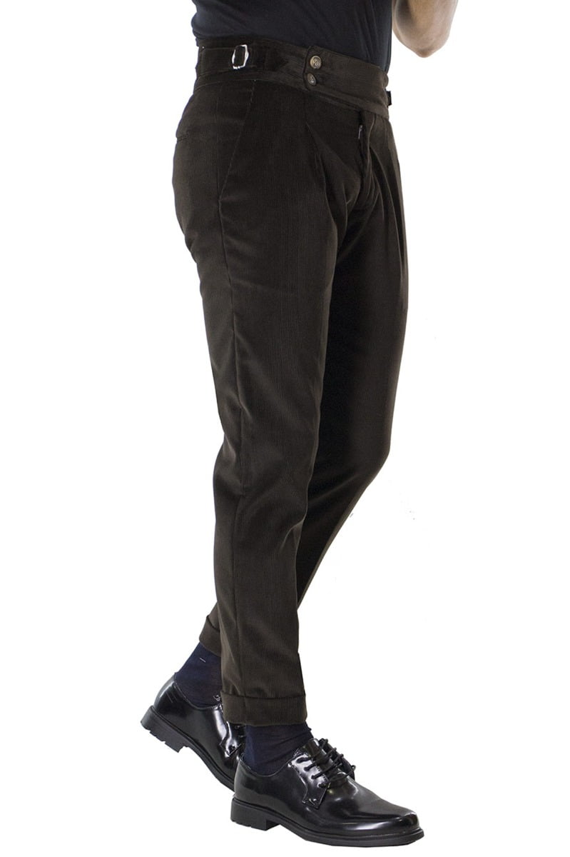 Pantaloni velluto a costine marrone slim fit vita alta con pinces fibbia laterale e risvolto