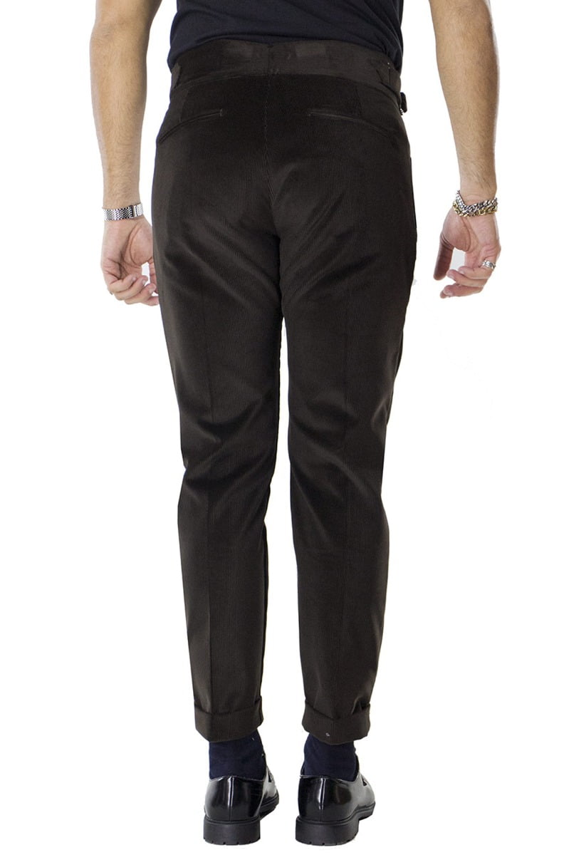 Pantaloni velluto a costine marrone slim fit vita alta con pinces fibbia laterale e risvolto