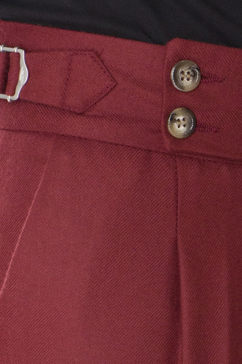 Pantalone uomo vita alta rosso in lana slim fit con pinces fibbia e risvolto made in Italy