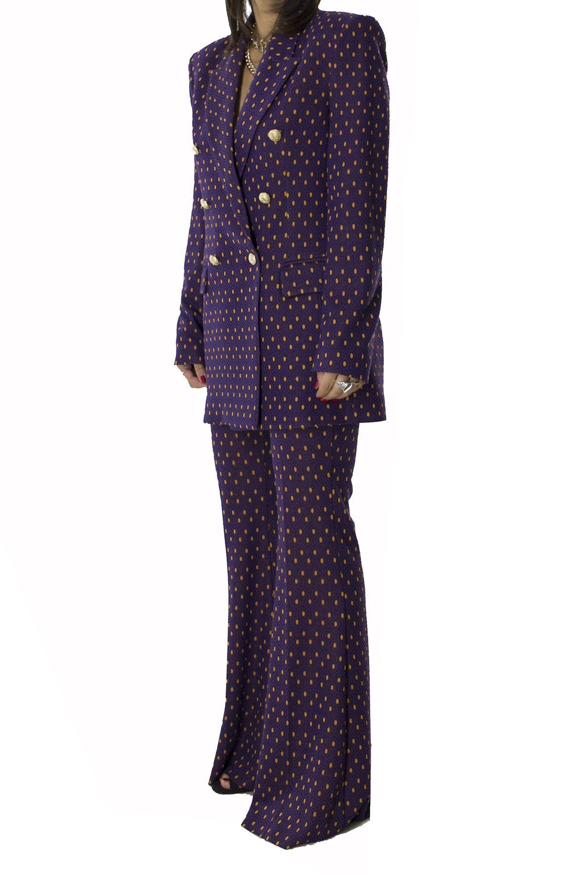 Tailleur donna in tessuto jacquard con giacca doppiopetto e pantalone a zampa