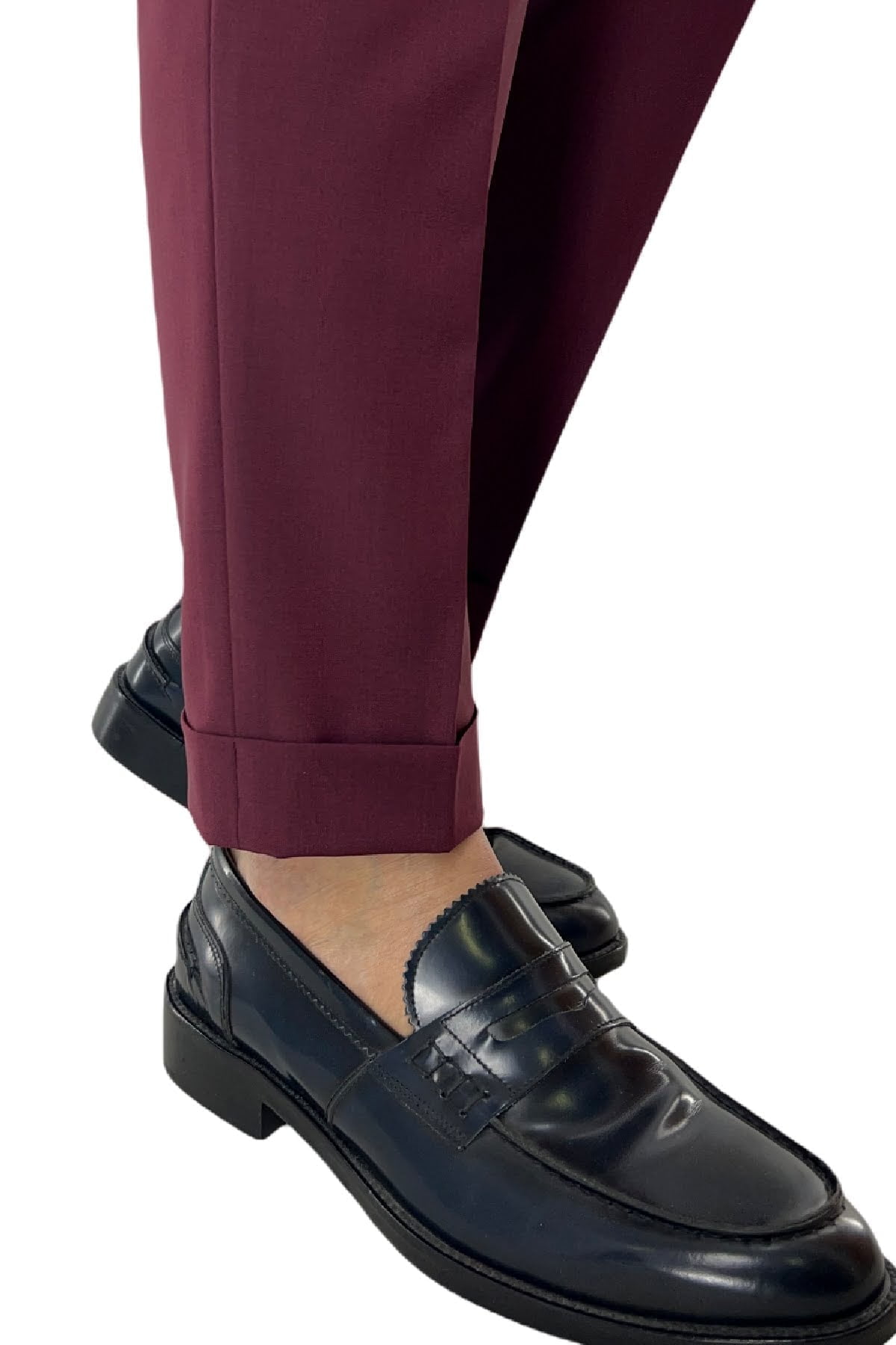 Pantalone uomo Bordeaux in fresco lana tinta unita vita alta con pinces fibbie laterali e risvolto 4cm