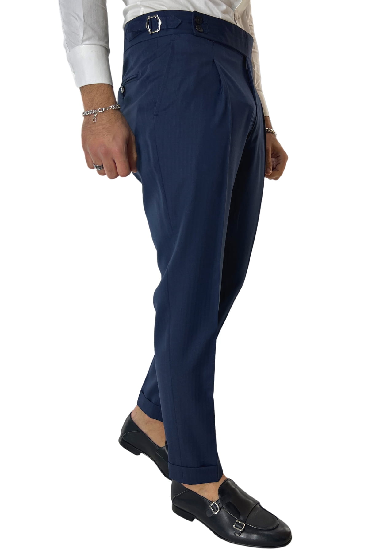 Pantalone uomo blu spigato in fresco lana 120's Holland & Sherry vita alta con pinces fibbie laterali e risvolto 4cm