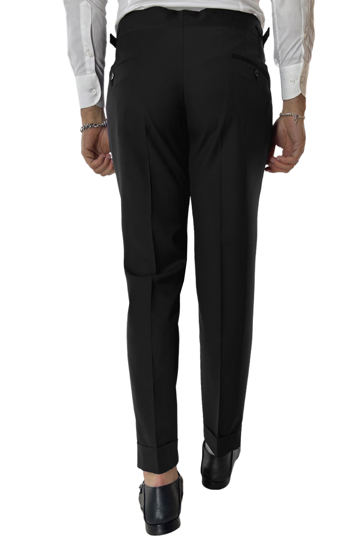 Pantalone uomo nero in fresco lana tinta unita vita alta con pinces fibbie laterali e risvolto 4cm