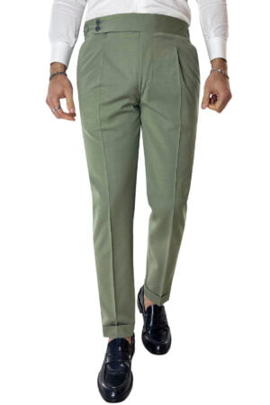 Pantalone uomo verde chiaro in fresco lana tinta unita vita alta con pinces fibbie laterali e risvolto 4cm