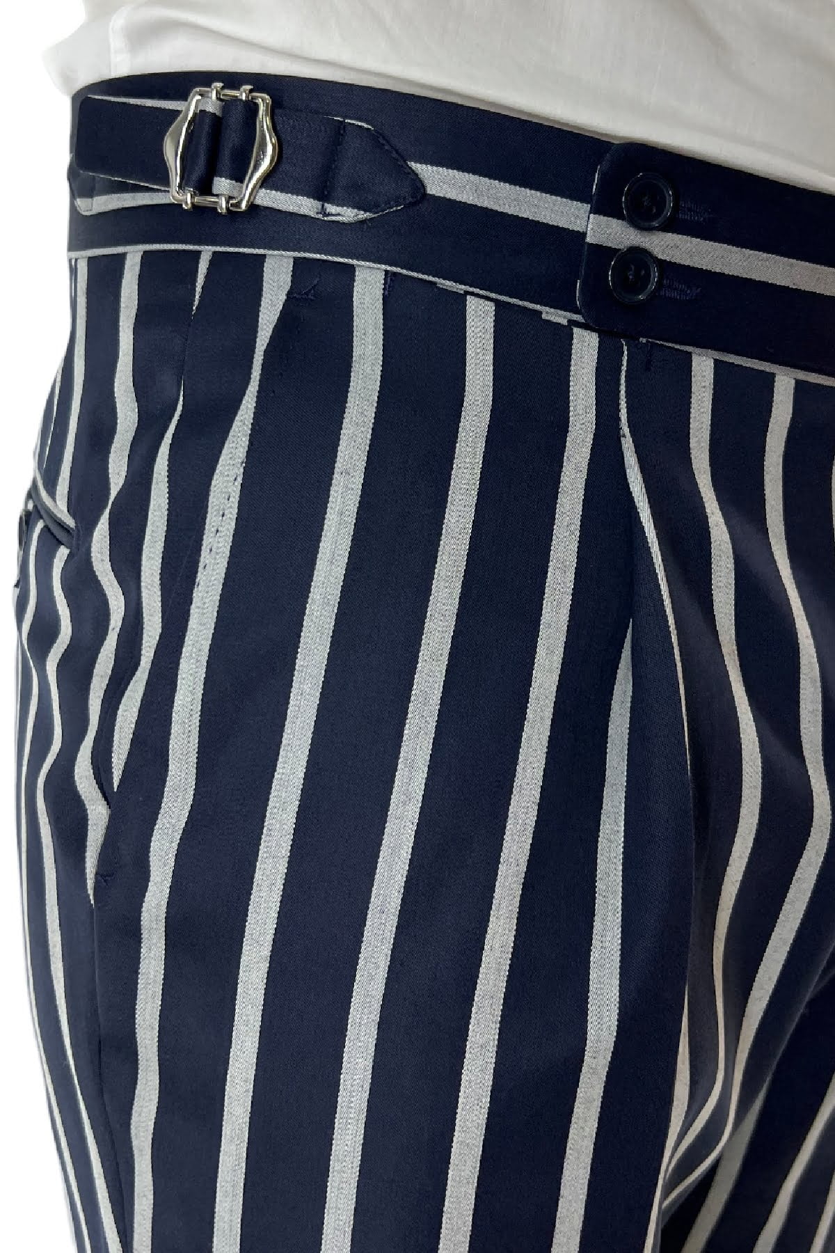 Pantalone uomo blu riga grigia in fresco lana 120's Holland & Sherry vita alta con pinces fibbie laterali e risvolto 4cm