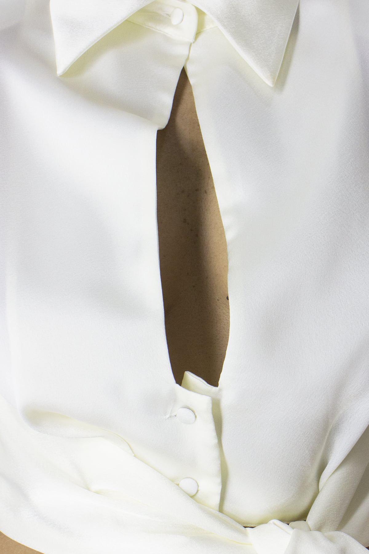 Camicia donna corta con scollo profondo colletto alto chiusura bottoncini e chiusura nodo