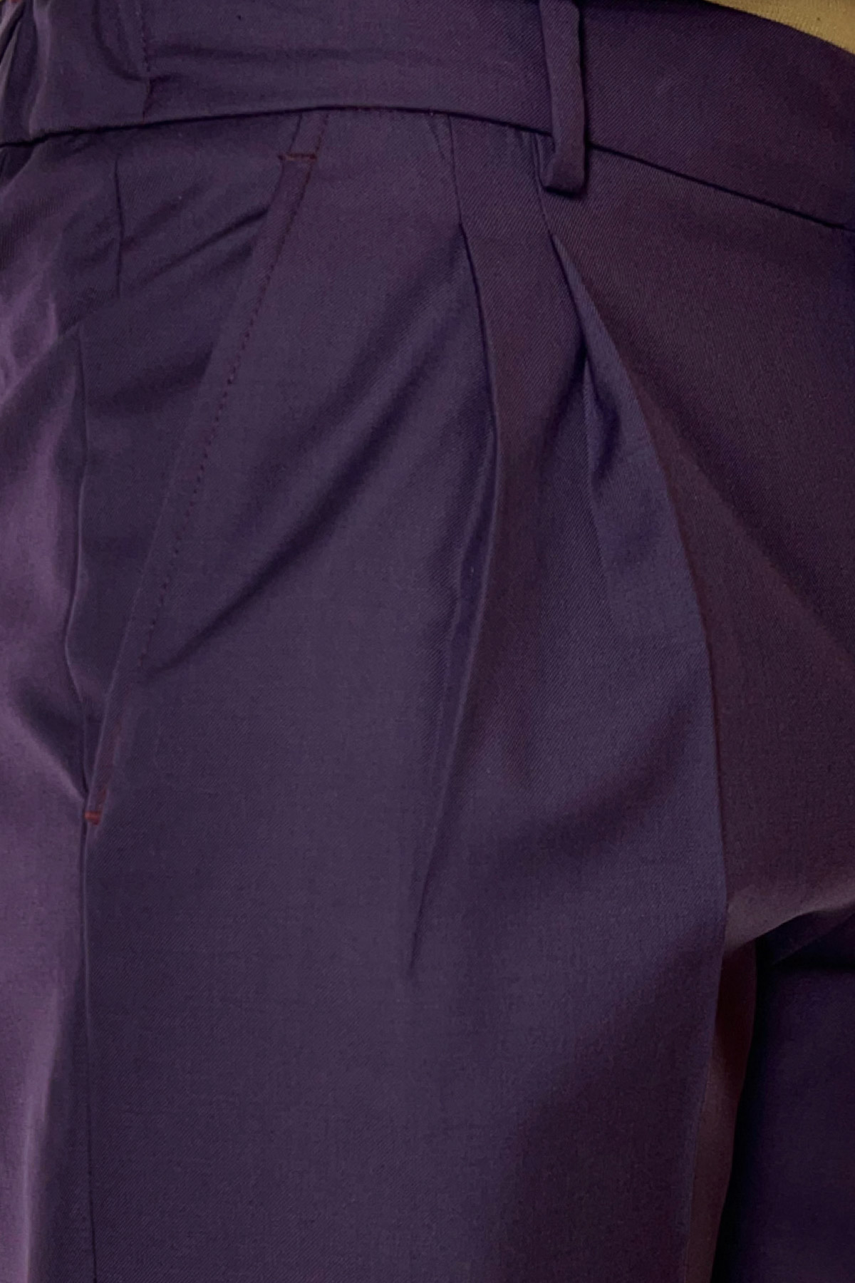 Bermuda uomo viola in fresco lana 120's Holland & Sherry con mezza coulisse doppia pinces e tasca america
