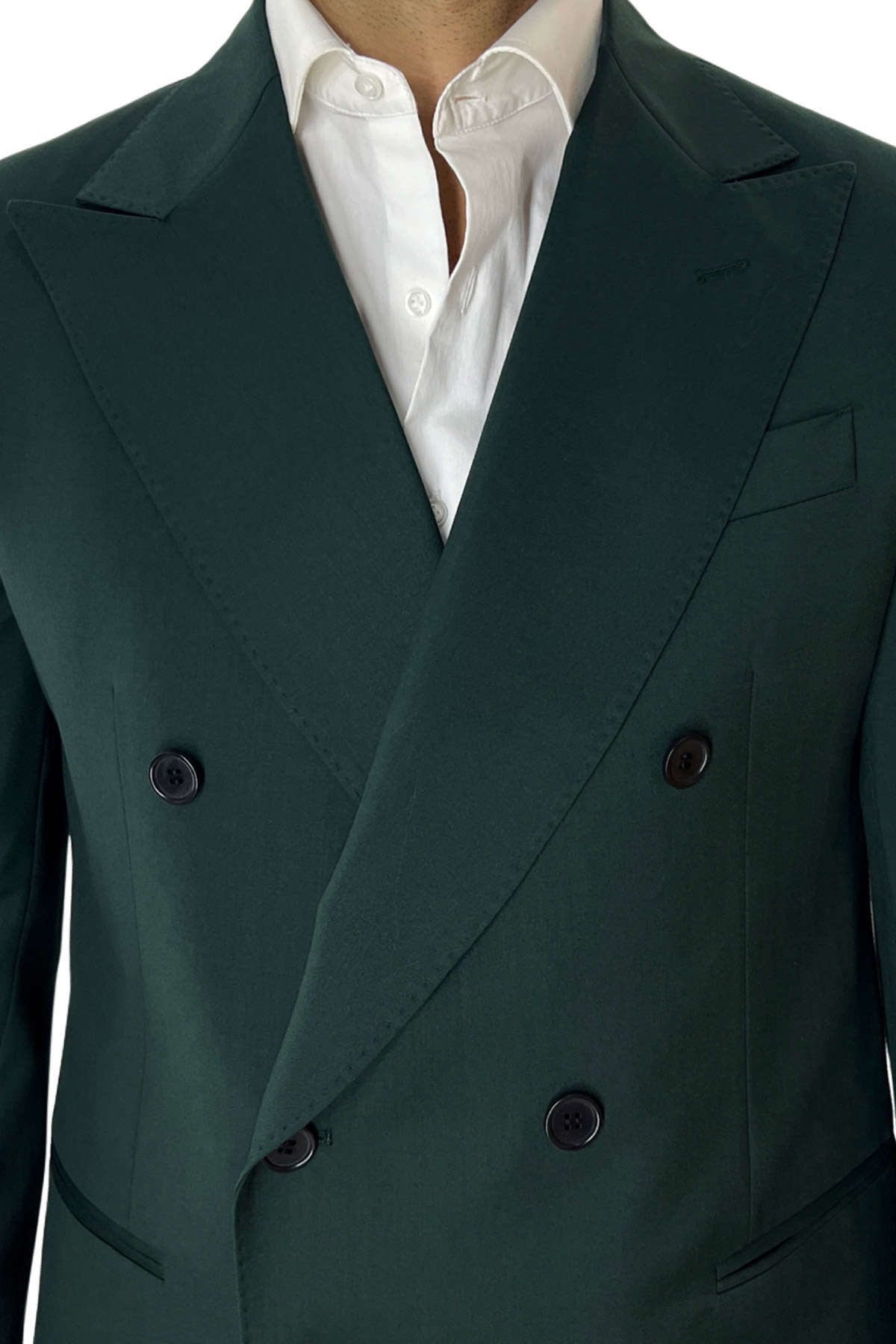 Abito uomo con giacca doppiopetto verde bottiglia in fresco lana super 130’s con rever a lancia larga e pantalone vita alta con fibbie