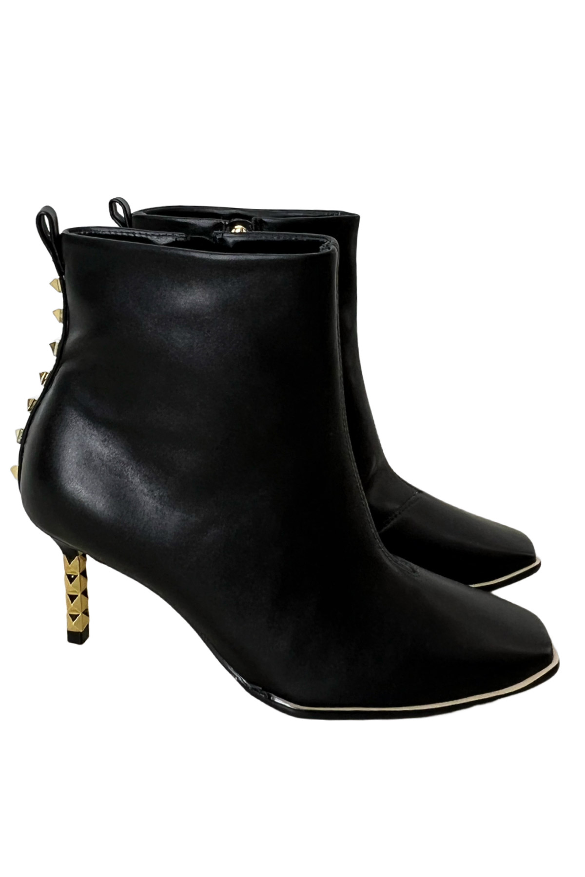 Stivaletto donna in pelle nera e dettagli borchiati in oro sul retro e tacco a spillo medio Carillo Moda Abbigliamento uomo e donna scarpe e accessori