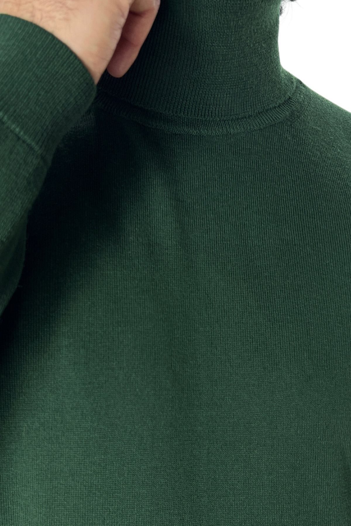 Maglione collo alto uomo verde bottiglia in lana merinos slim fit made in italy tinta unita