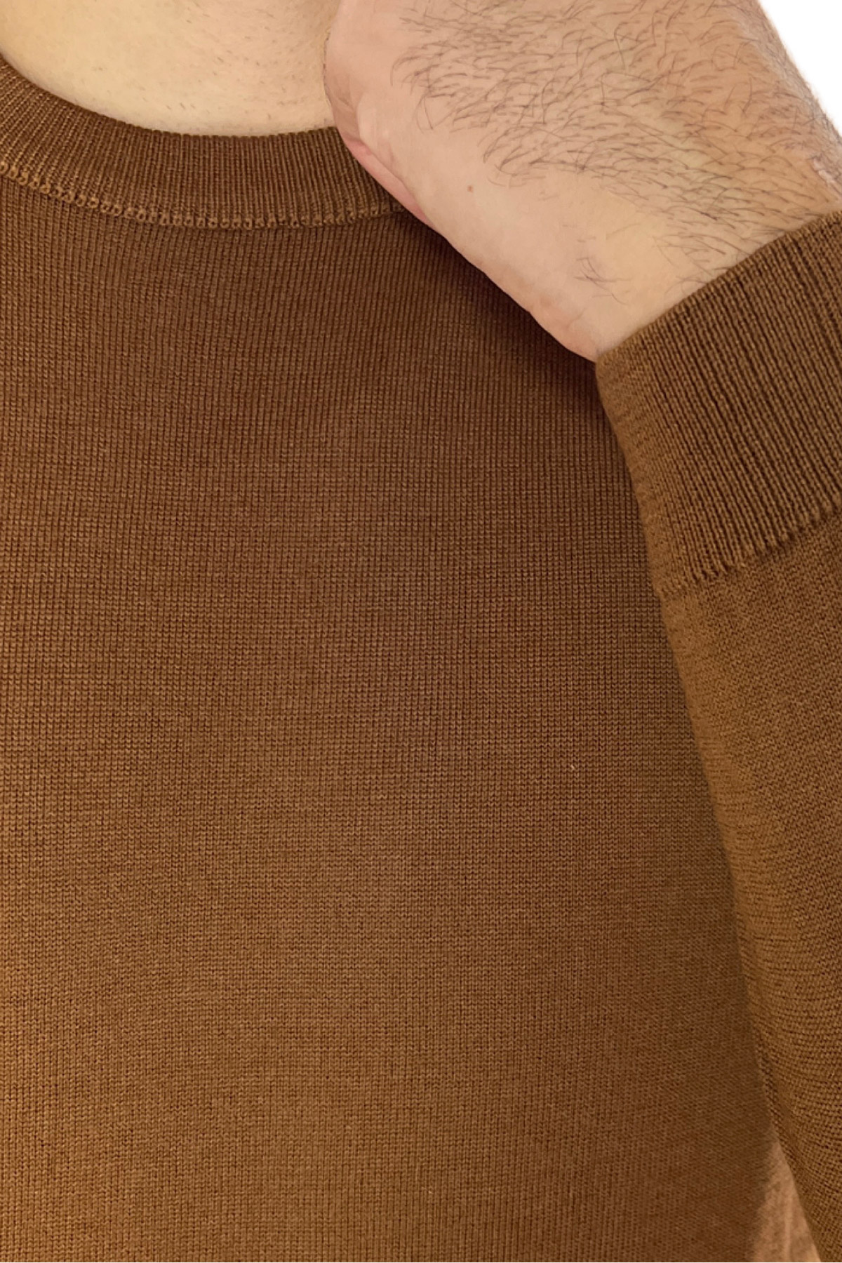 Maglioncino da uomo girocollo nocciola in lana merinos slim fit made in italy tinta unita