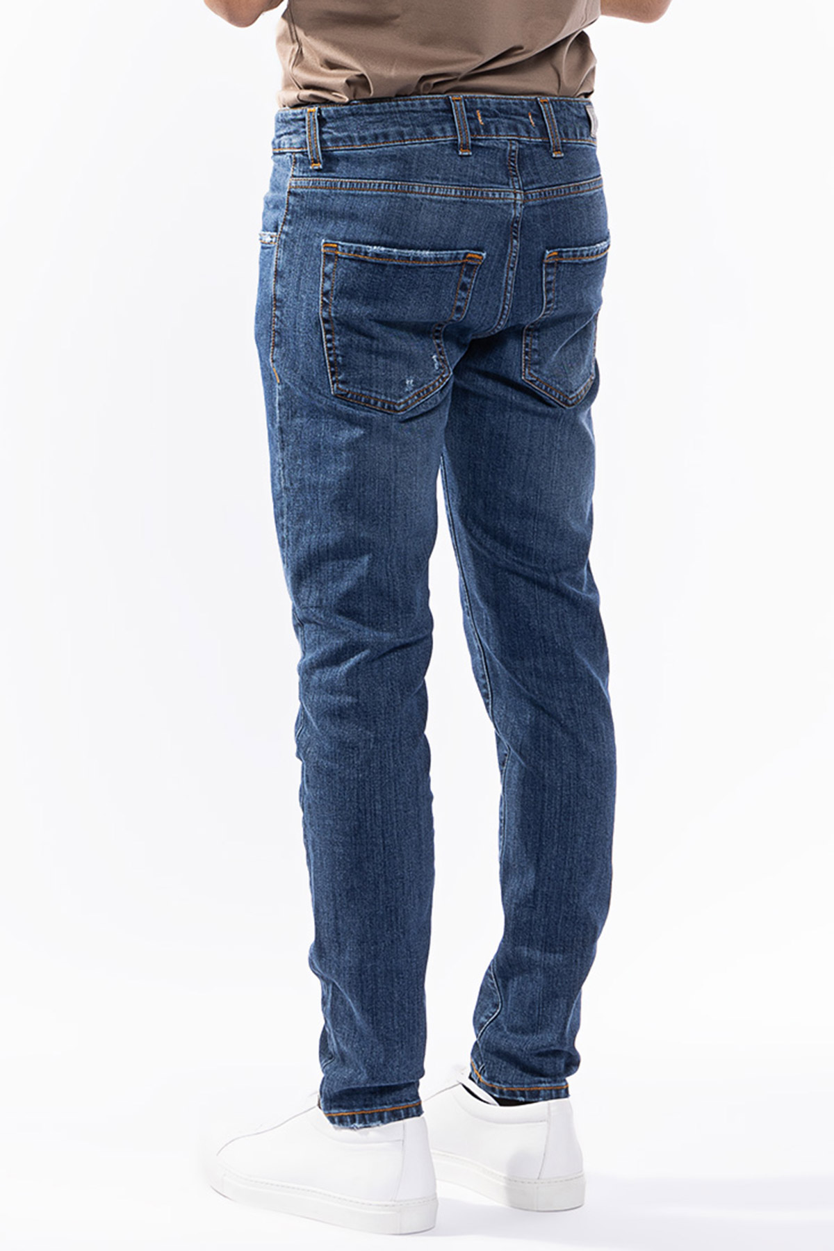 Jeans da uomo con strappi lavaggio medio con leggere sabbiature bianche modello 5 tasche