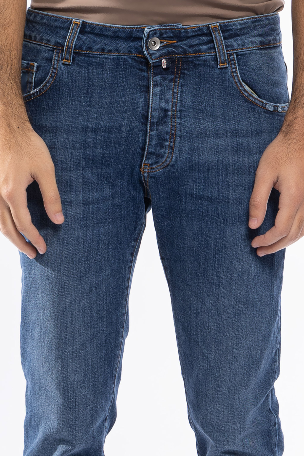 Jeans da uomo con strappi lavaggio medio con leggere sabbiature bianche modello 5 tasche