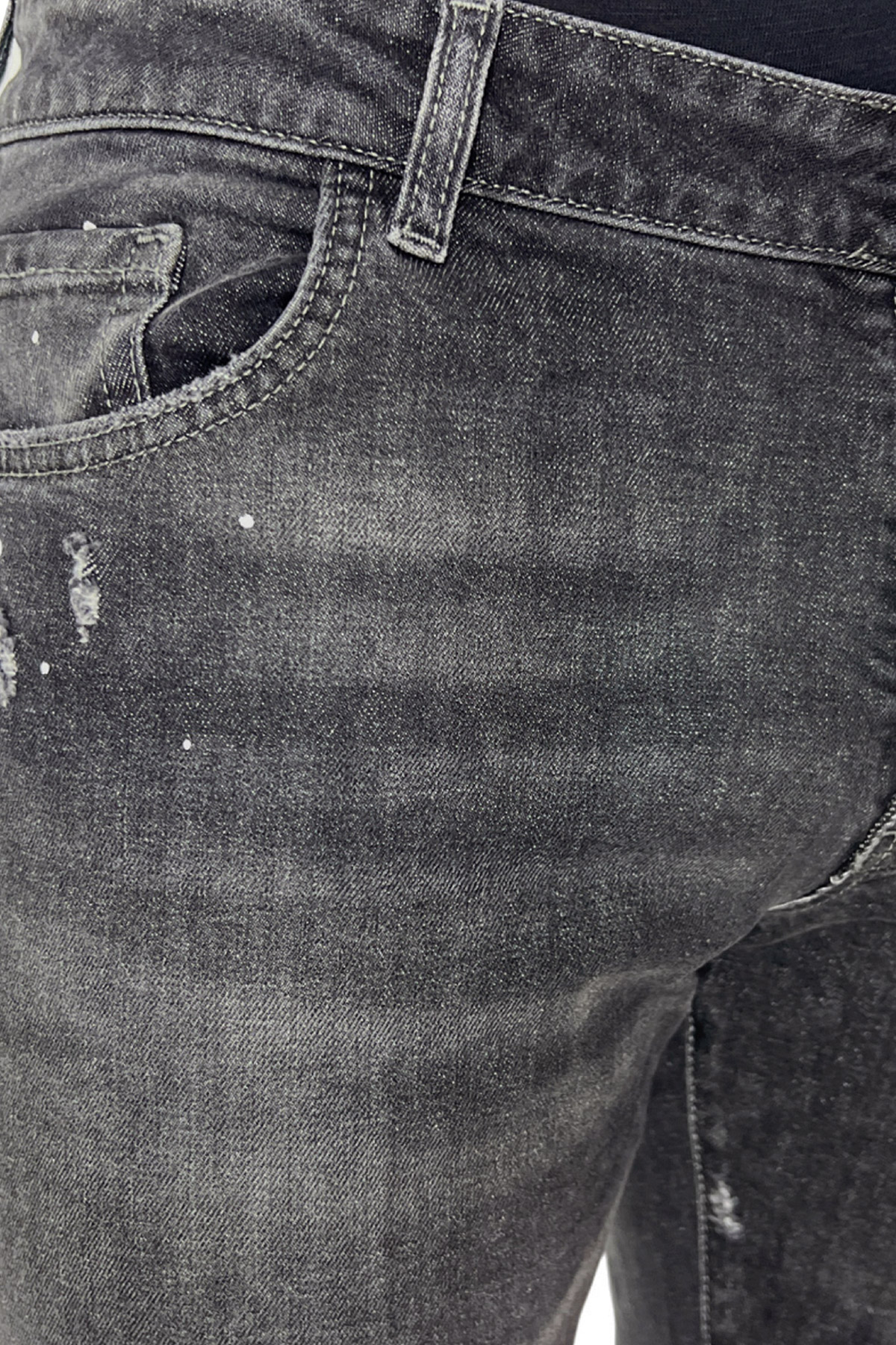 Jeans strappati da uomo grigio medio con leggere sabbiature bianche e schizzi di pittura