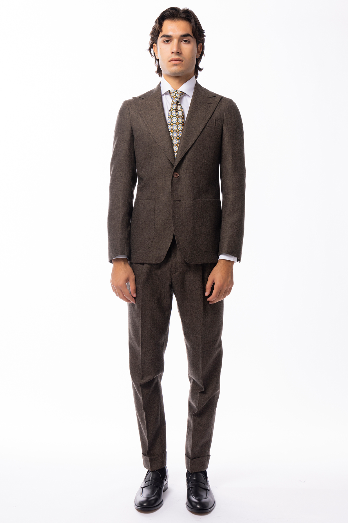 Abito uomo marrone spigato con giacca monopetto in pura lana Rever a lancia e tasche a toppe e pantalone vita alta con fibbie regolabili Holland Sherry Carillo Moda Abbigliamento