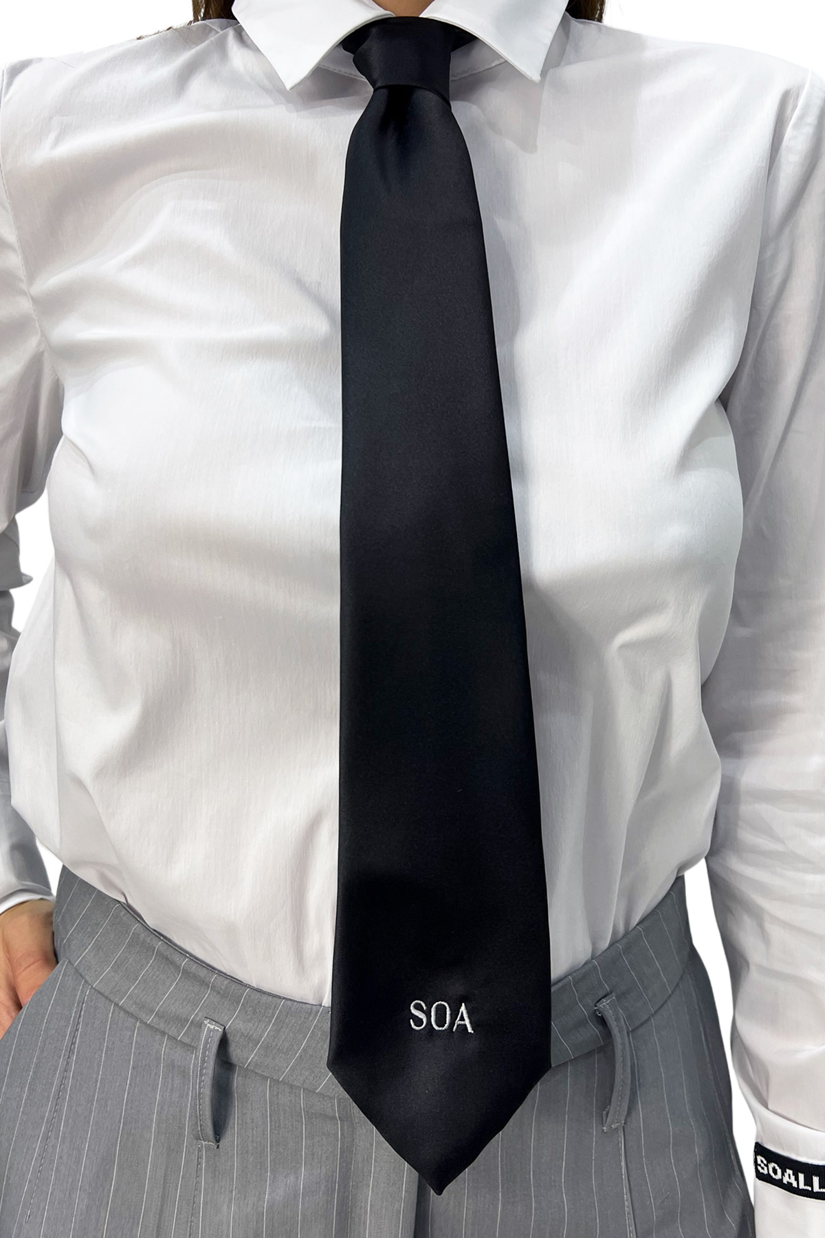 Cravatta donna in raso lucido larghezza 6 cm con logo ricamato sul fondo a contrasto