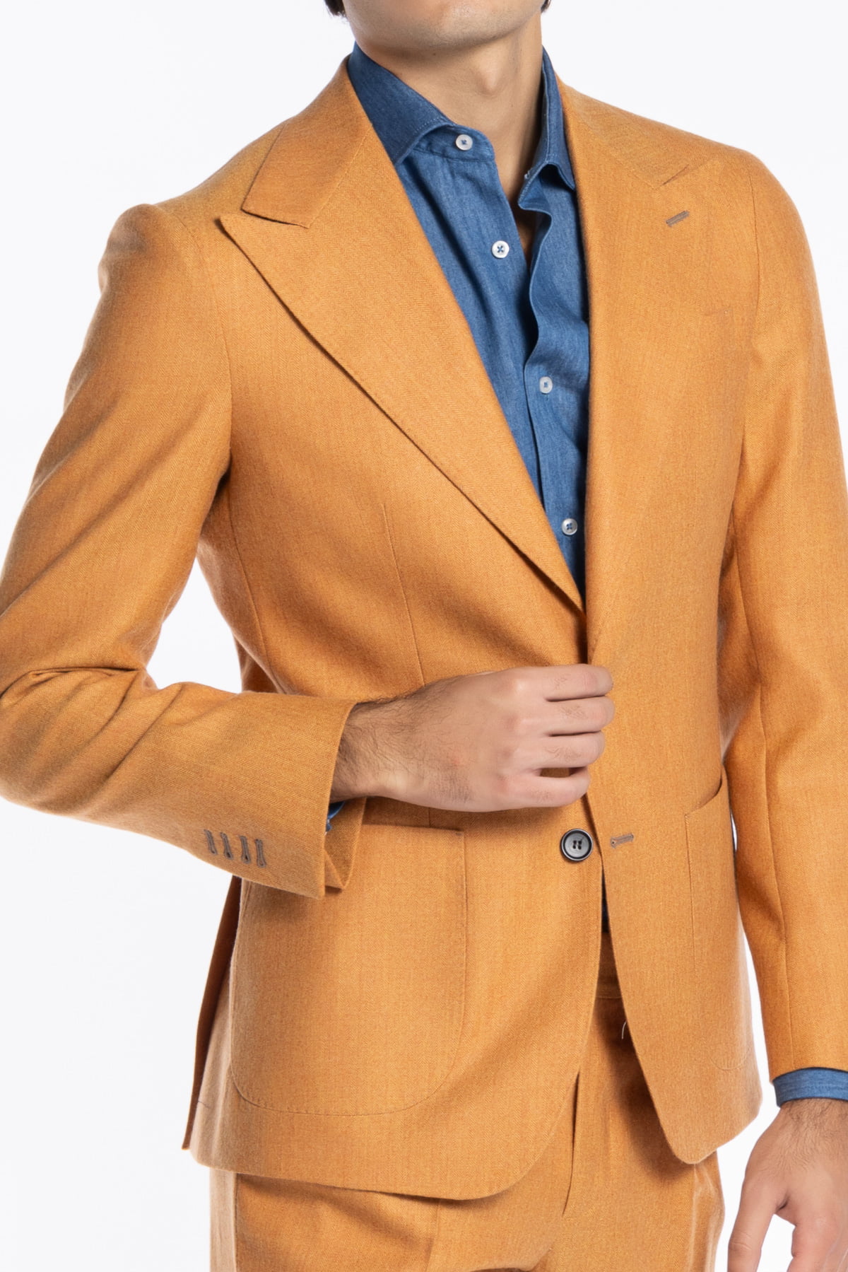 Abito uomo arancio spigato con giacca monopetto in pura lana Rever a lancia e tasche a toppe e pantalone vita alta con fibbie regolabili Holland & Sherry