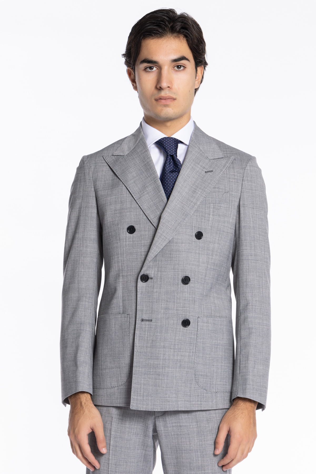 Abito uomo grigio chiaro con giacca doppiopetto fresco lana mista Rever a lancia Tasche a toppe e pantalone slim fit tasca america