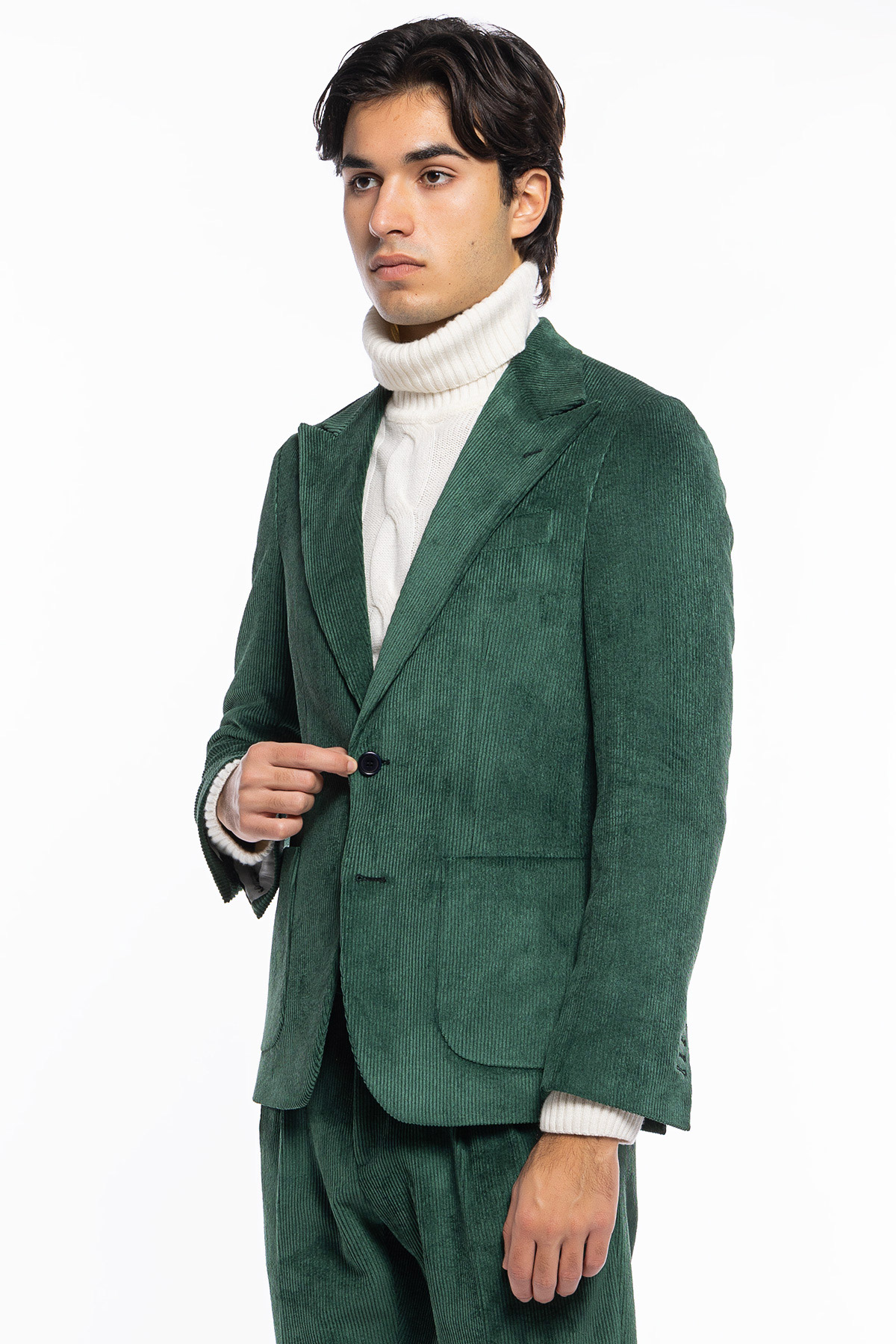 Abito uomo verde bottiglia con giacca monopetto in velluto a costine strette e pantalone vita alta cinturino biforcato