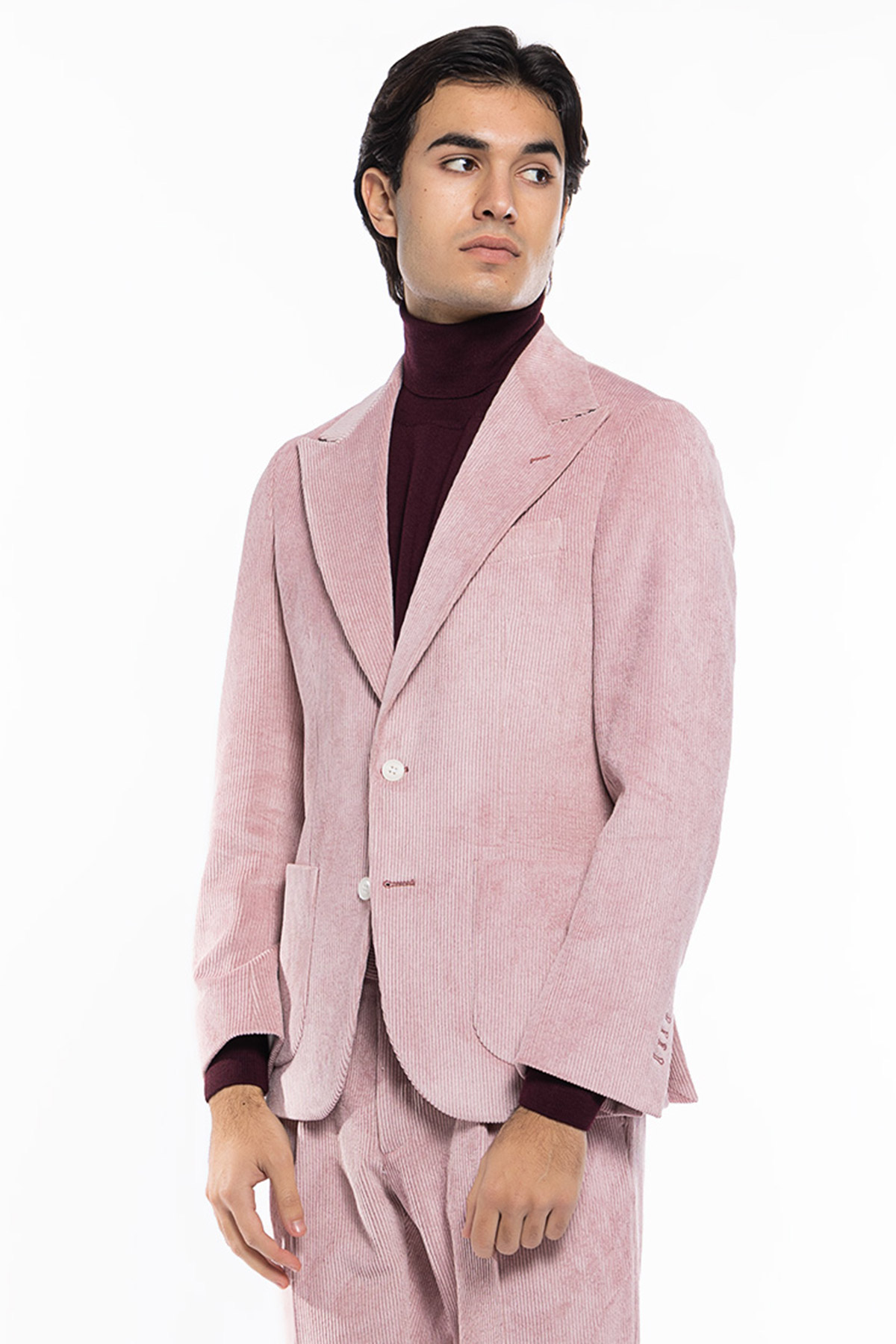 Abito uomo rosa con giacca monopetto in velluto a costine strette e pantalone vita alta cinturino biforcato