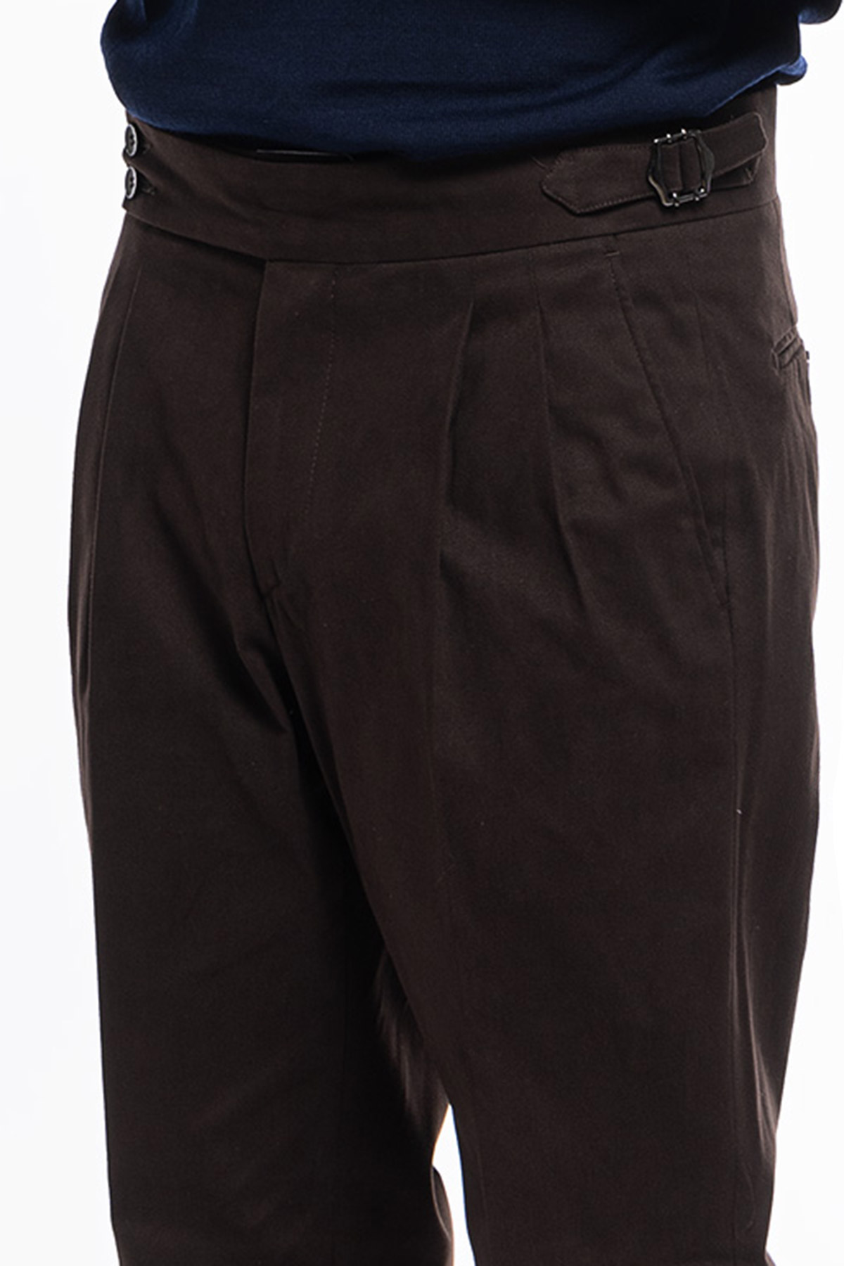 Pantalone uomo marrone vita alta tasca america in cotone con doppia pinces e fibbie laterali