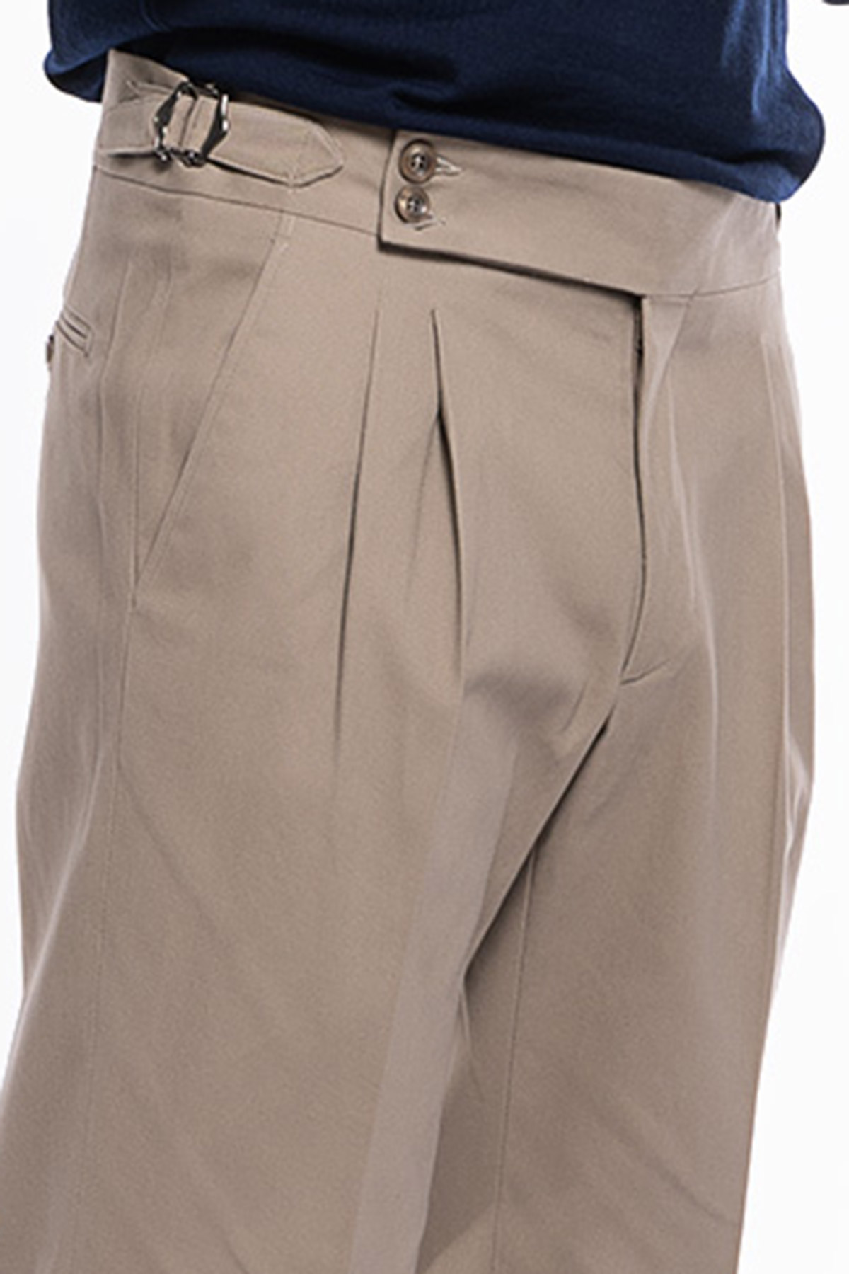 Pantalone uomo beige vita alta tasca america in cotone con doppia pinces e fibbie laterali