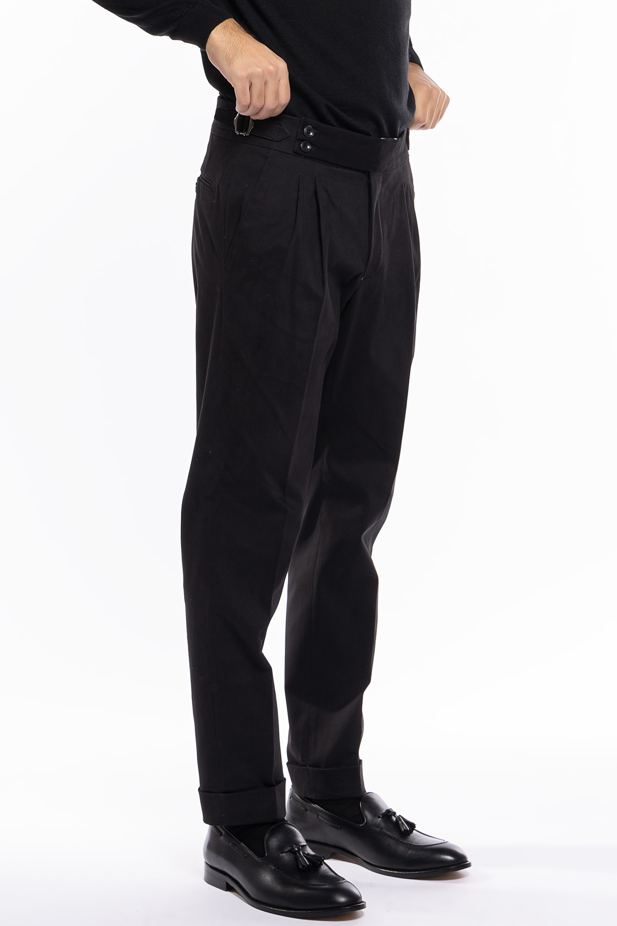 Pantalone uomo nero vita alta tasca america in cotone con doppia pinces e fibbie laterali