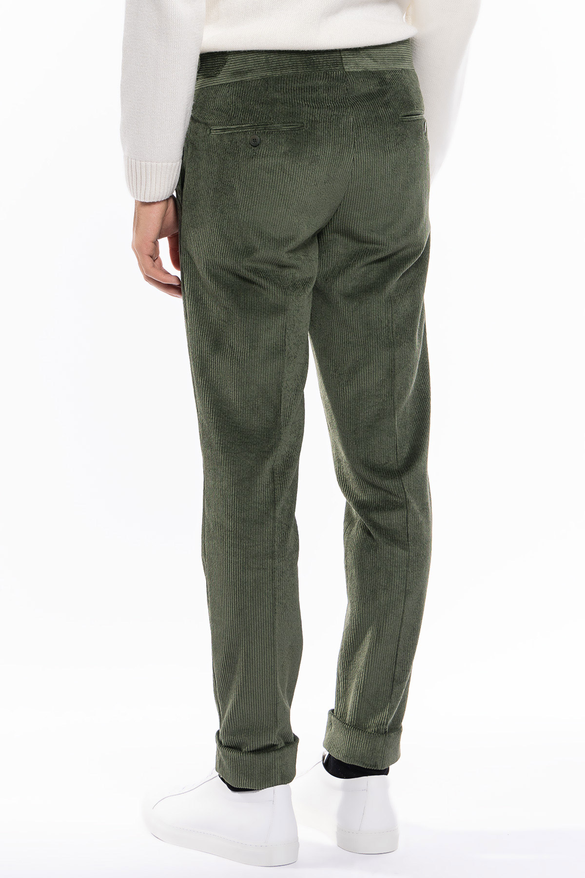 Abito uomo verde militare con giacca monopetto in velluto a costine strette e pantalone vita alta cinturino biforcato