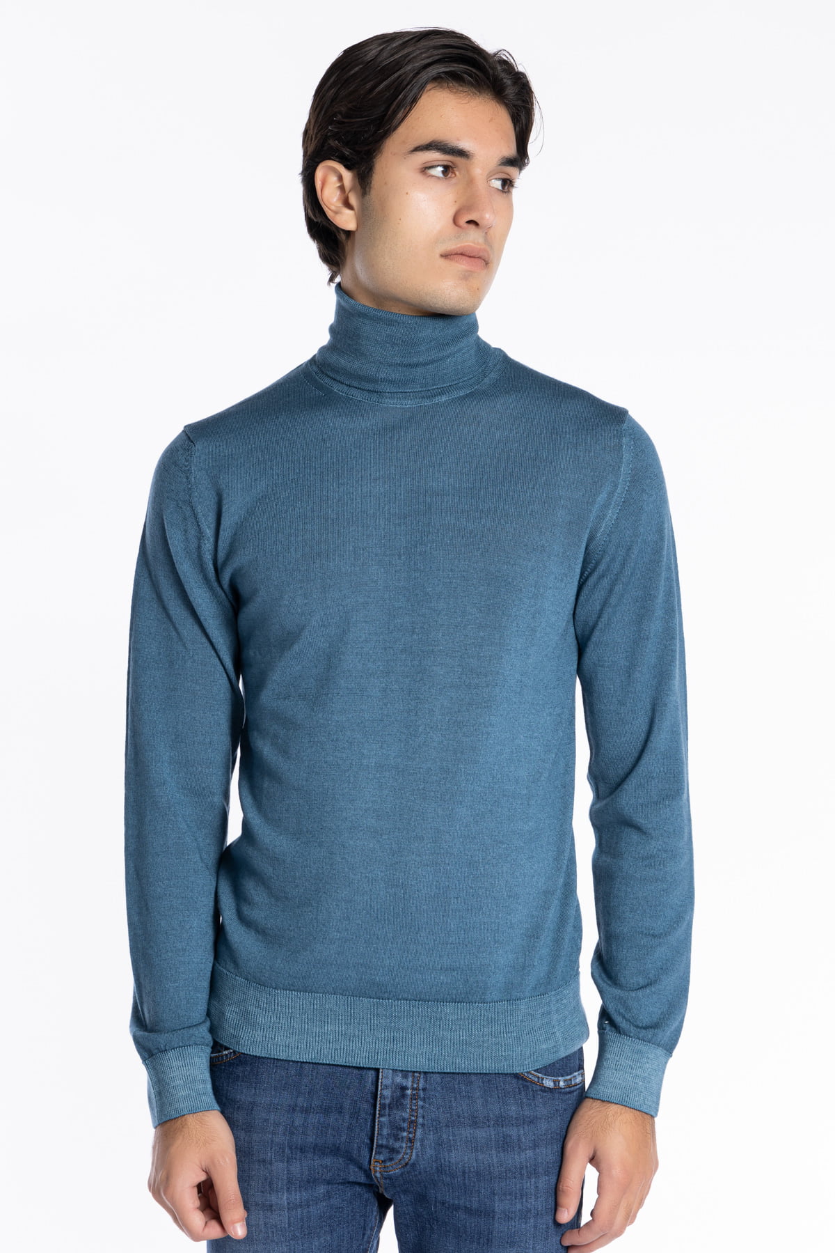 Maglione da uomo collo alto color ottanio lana merinos effetto stone wash maniche lunghe.