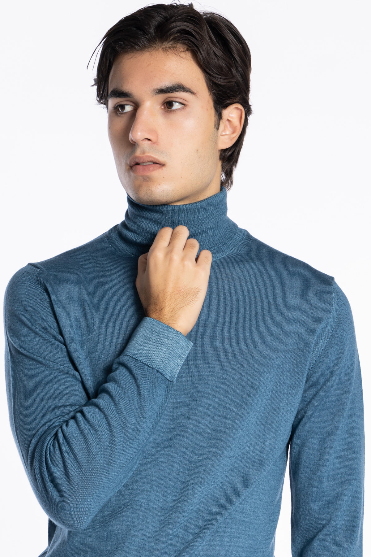 Maglione da uomo collo alto color ottanio lana merinos effetto stone wash maniche lunghe.