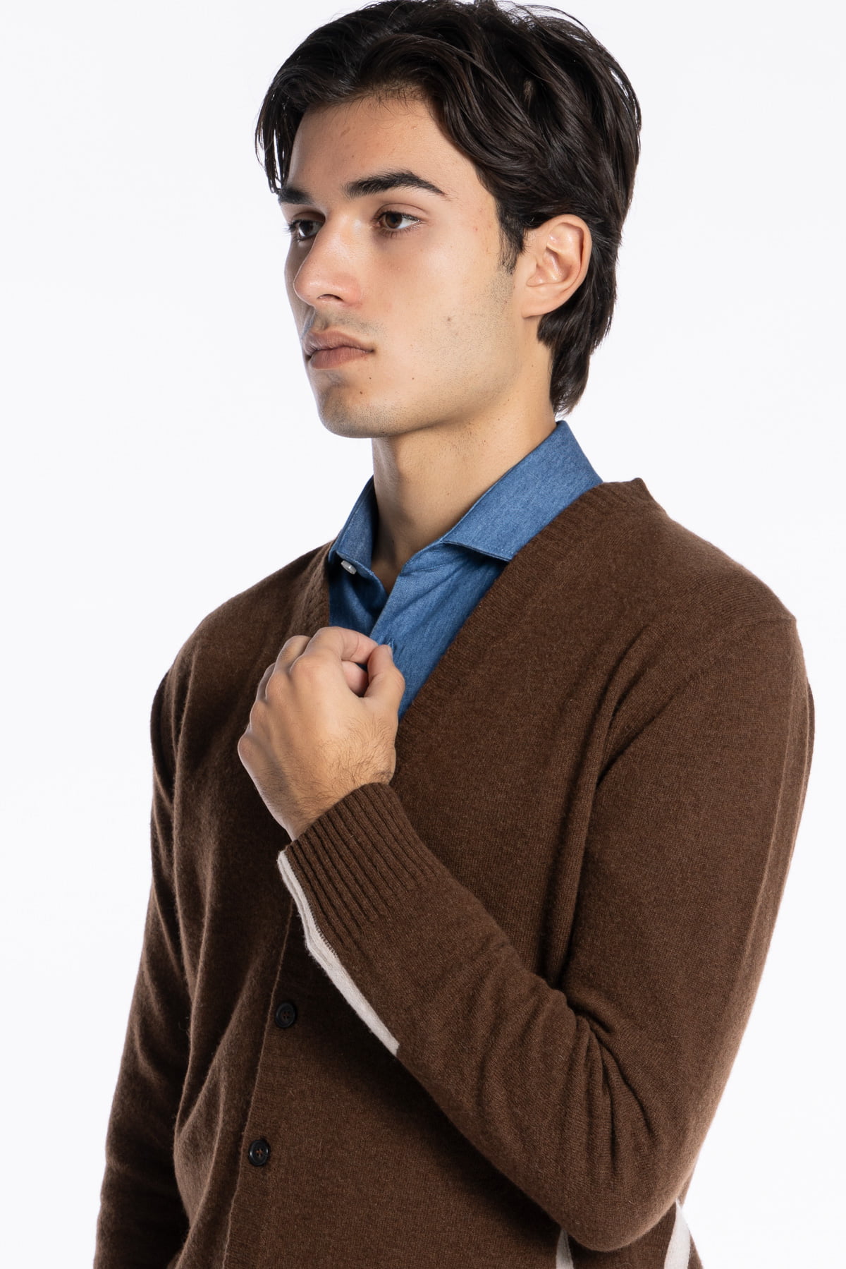 Cardigan da uomo in in lana mista marrone con fasce bianche laterali e dietro i polsi 6 bottoni