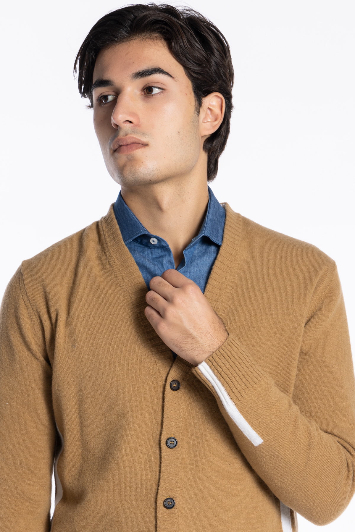 Cardigan da uomo in in lana mista cammello con fasce bianche laterali e dietro i polsi 6 bottoni