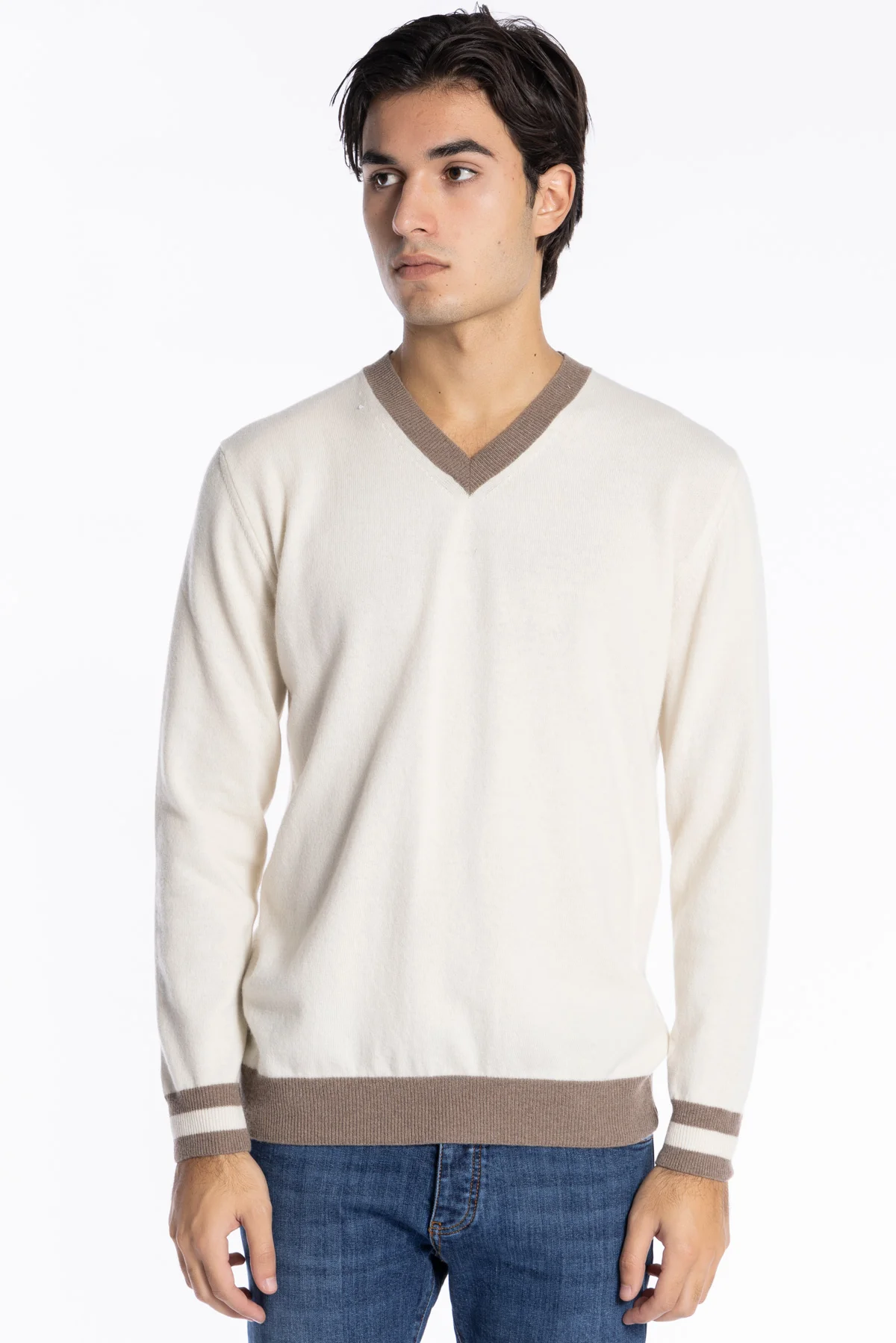 Maglione da uomo scollo a v in lana color panna con fasce fango sullo scollo e polsi