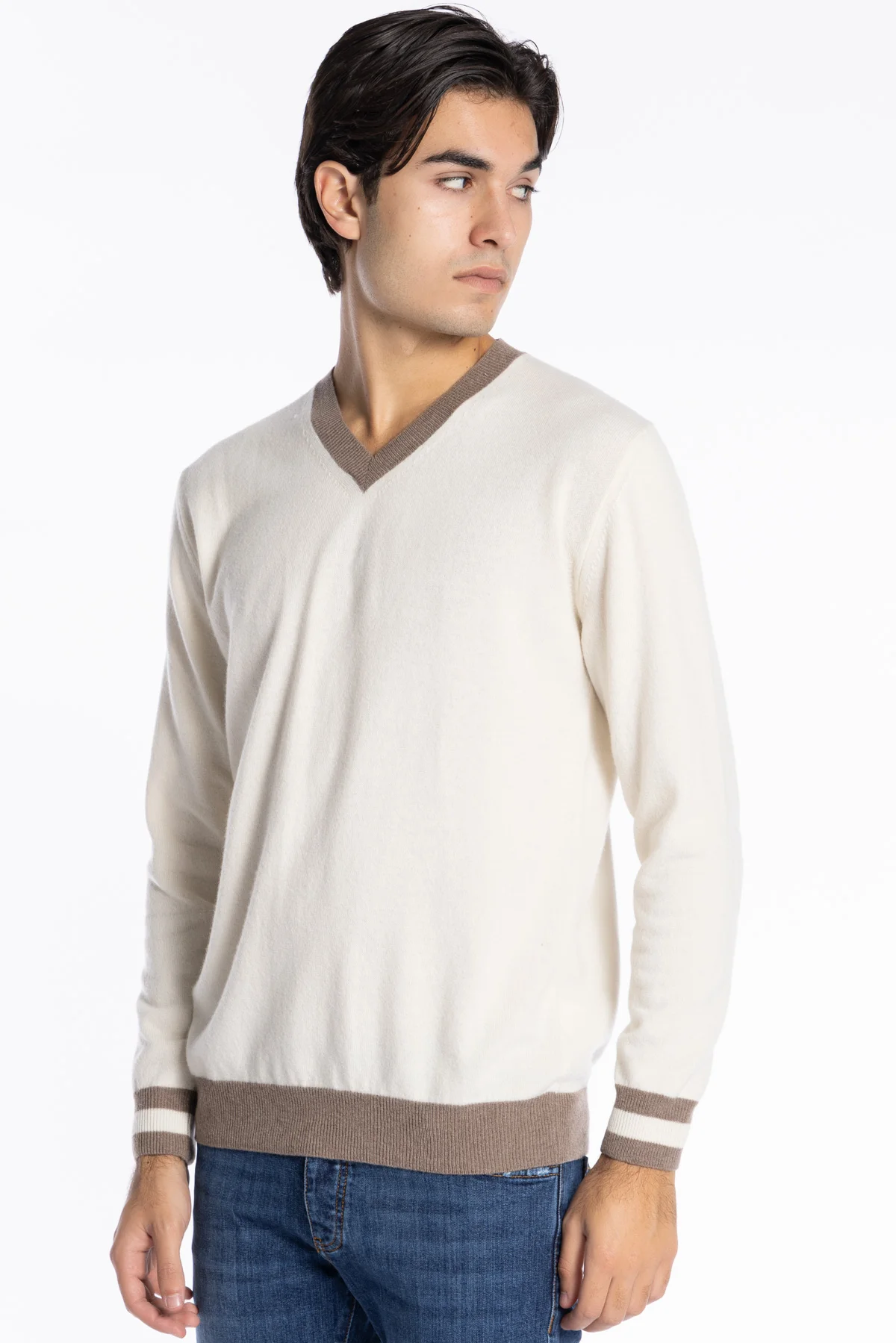 Maglione da uomo scollo a v in lana color panna con fasce fango sullo scollo e polsi