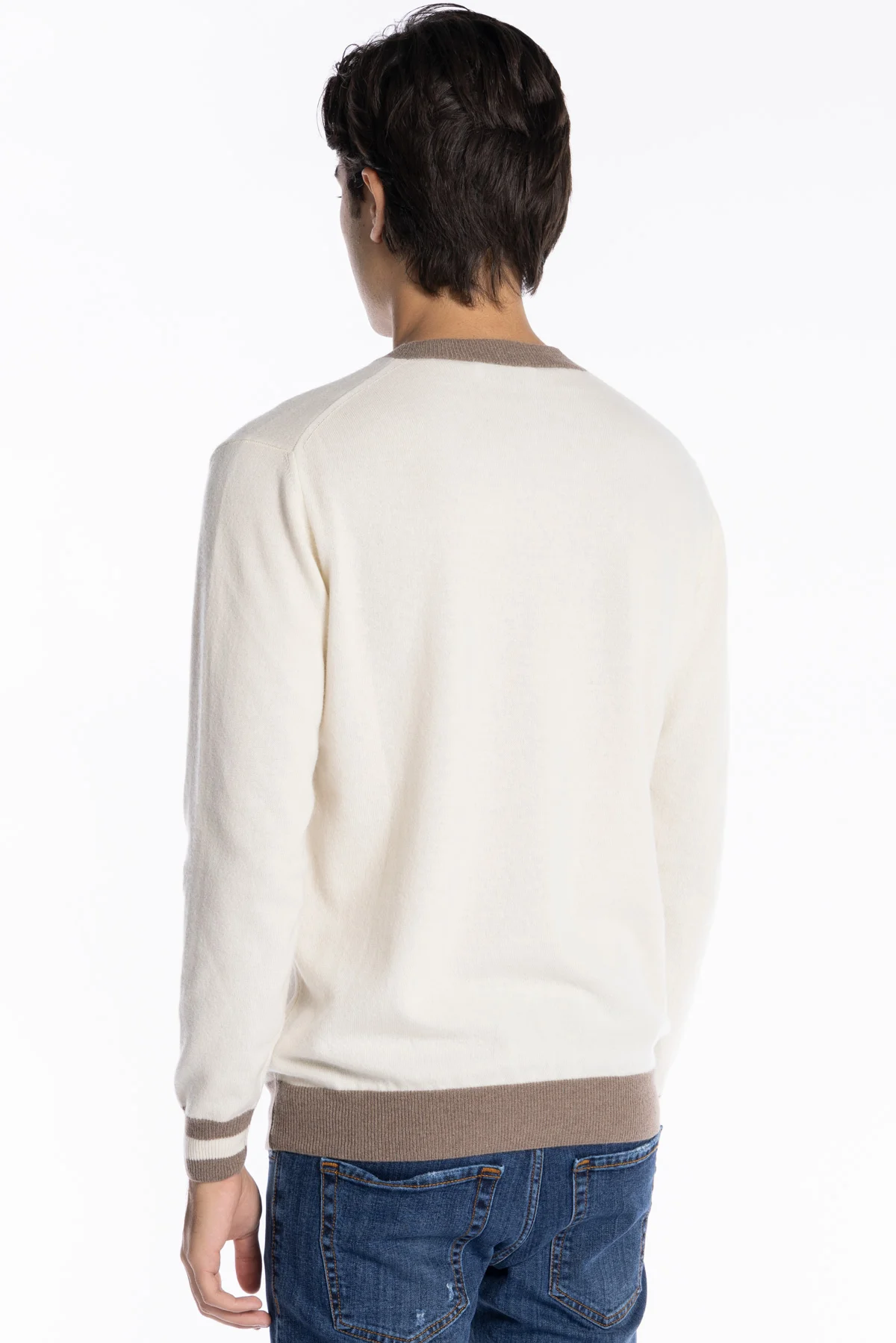 Maglione da uomo scollo a v in lana color panna con fasce fango sullo scollo e polsi