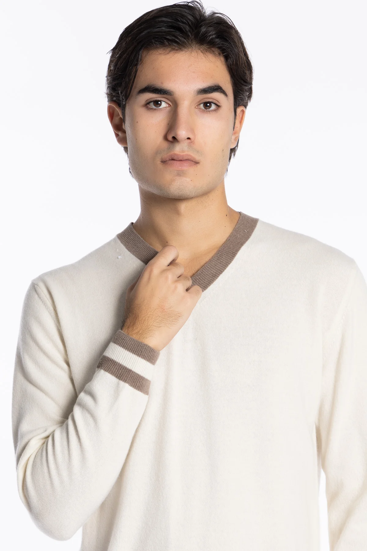 Maglione da uomo scollo a v in lana color panna con fasce fango sullo scollo e polsi