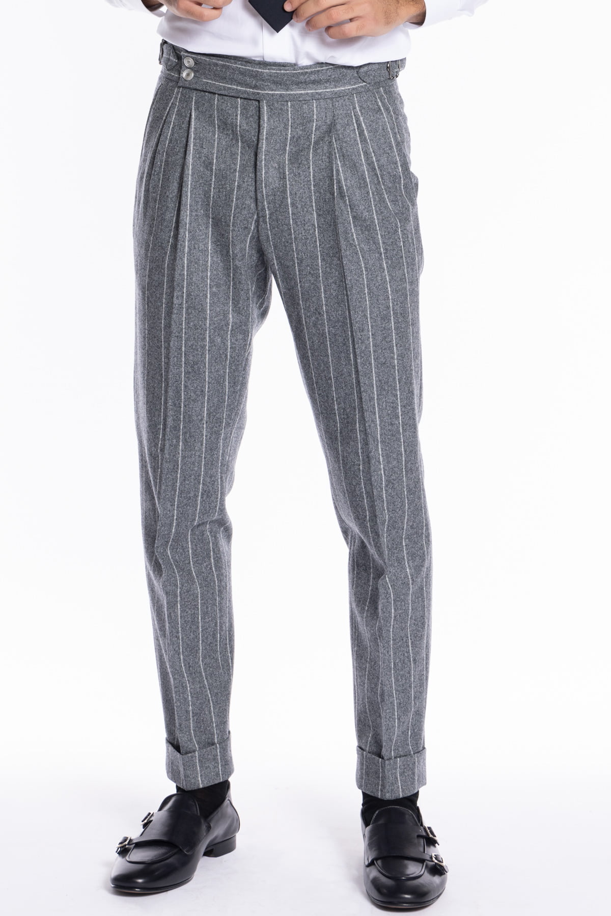 Pantalone uomo grigio chiaro gessato vita alta tasca america in lana flanella Vitale Barberis Canonico con doppia pinces e fibbie laterali regolabili