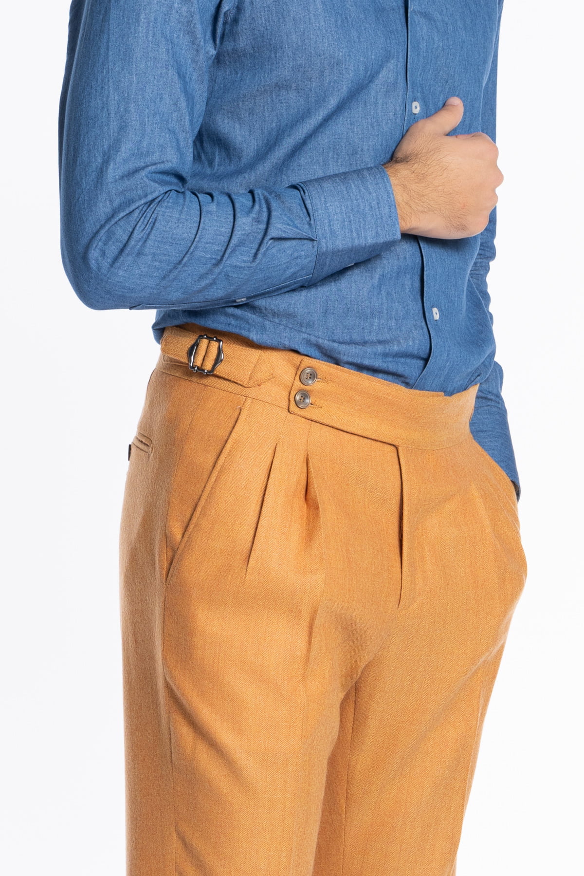 Pantalone uomo arancio spigato vita alta tasca america in lana flanella Holland & Sherry con doppia pinces e fibbie laterali regolabili